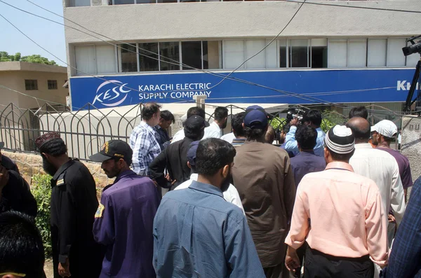 Government employees work at Civic Center are protesting against detach of electricity by Karachi Electric Supply Company, at KESC office — Stock Photo, Image