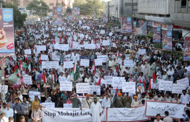 aktivistleri ve destekçileri muttahida qaumi hareket Parti çalışanlarının ve liderleri hedef arama işleminde güvenlik güçleri tarafından tutuklanması karşı protesto ediyoruz