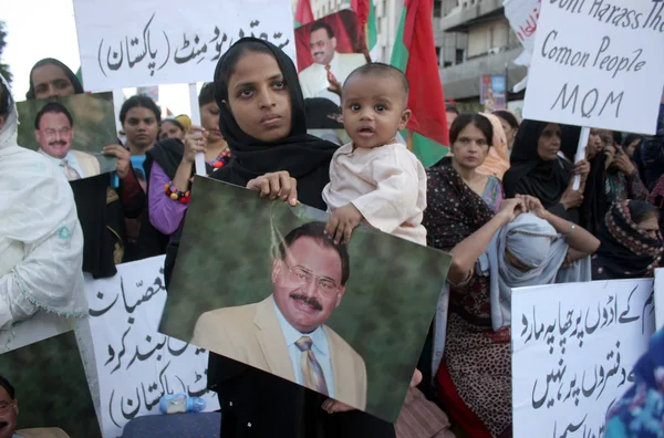 Activists and supporters of Muttahida Qaumi Movement are protesting against arresting of their party workers and leaders in target search operation by security forces — Stock Photo, Image