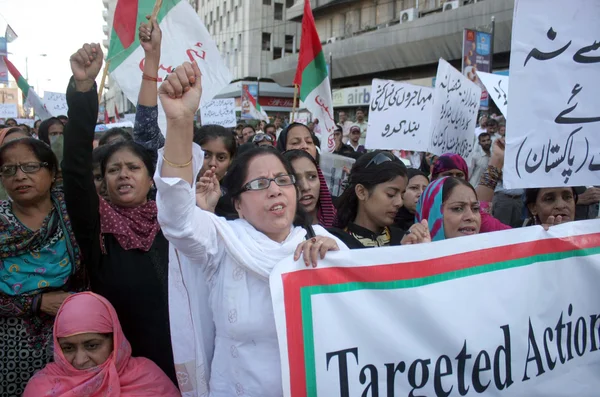 Des militants et des partisans du Mouvement Muttahida Qaumi protestent contre l'arrestation de travailleurs et de dirigeants de leur parti dans le cadre d'une opération de recherche de cibles menée par les forces de sécurité — Photo