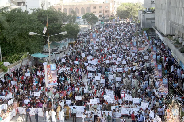 Activistas y simpatizantes del Movimiento Muttahida Qaumi protestan contra el arresto de sus líderes y trabajadores del partido en operaciones de búsqueda de blancos por parte de las fuerzas de seguridad — Foto de Stock