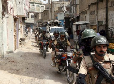 Rangers yetkilileri karachi lyari alanında suçlulara karşı hedeflenen arama işlemi içinde meşgul