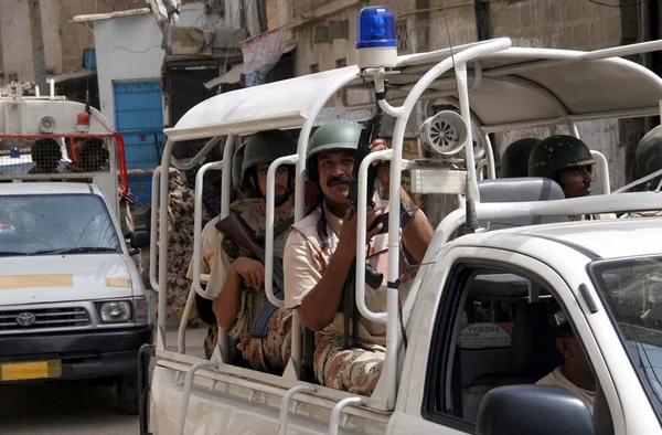 Funcionários Rangers ocupados em operação de busca direcionada contra criminosos na área de Lyari em Karachi — Fotografia de Stock