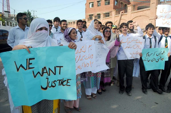 Aktivisten der Studentenvereinigung insaf skandieren Parolen gegen die Vergewaltigung eines fünfjährigen Mädchens in Lahore — Stockfoto