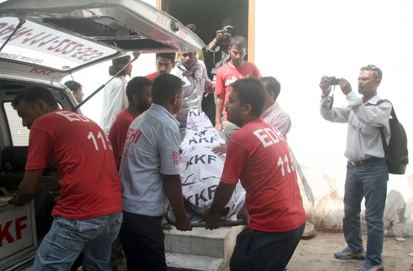 Dead bodies of firing victims are being shifted to their houses from Abbasi Shahed Hospital in Karachi — Stock Photo, Image