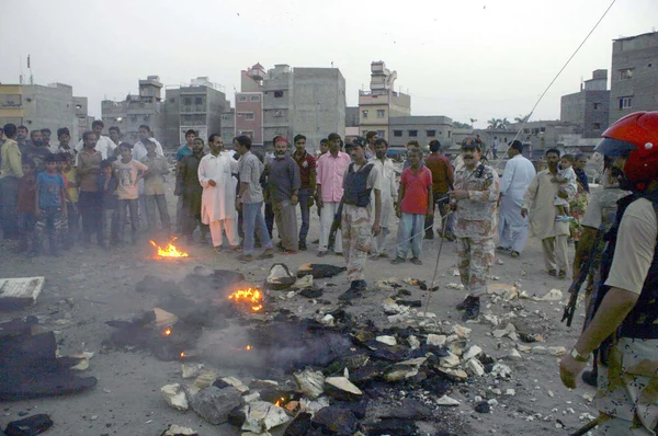 Residents of Line Area are protesting against excessive load shedding of electricity as they torched fire and blocked the road during protest demonstration — Stock Photo, Image