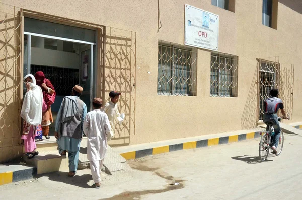 Patients and their attendants are seen worried at OPD department building due to strike of Doctors against kidnapping of Cardiologist Dr.Munaf Tareen — Stock Photo, Image