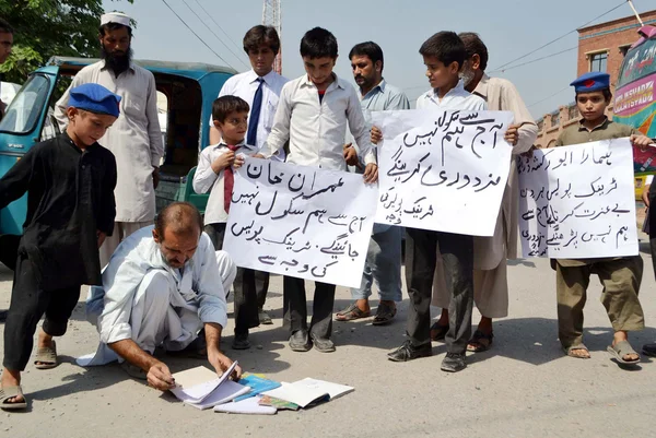 Rickshaw Drivers along with their children chant slogans against high handedness of traffic police department during protest demonstration — Stock Photo, Image