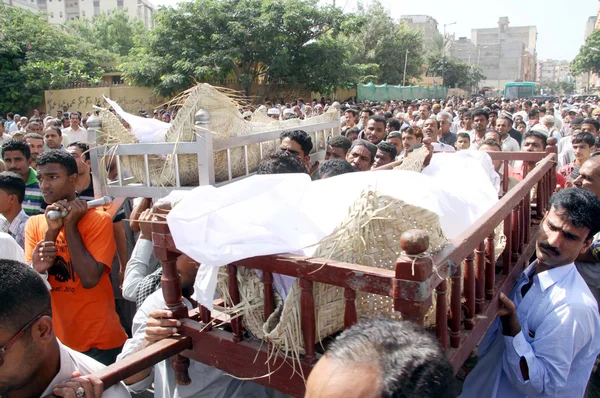 People carry coffin of Zafar Baloch, a prominent leader of the banned Peoples Aman Committee and his bodyguard Ghani Baloch, who were killed on Wednesday night — Stock Photo, Image