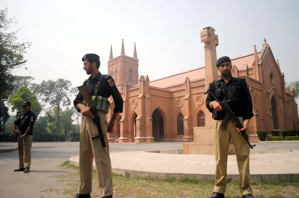 Security officials standing alert as the security of churches has been tightening after dual suicidal bomb blast attack on a church of Kohati Gate, at Saints Jones Church — Stock Photo, Image