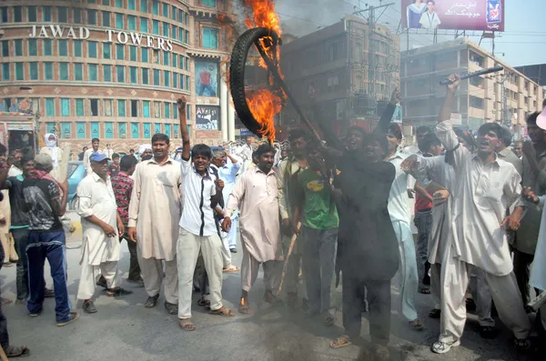 Hıristiyan cemaatinin insanlardan bir kilise kohati kapısı'nın ikili intihar bombası patlama saldırı karşı protesto ediyoruz