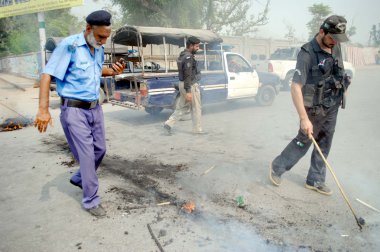 yanan lastikler yol--dan izale güvenlik yetkilileri bu ikili intihar bombası patlama saldırı kohati kapısı'nın Kilisesi karşı protesto gibi Hıristiyan topluluğu tarafından ateşe vermiş.,