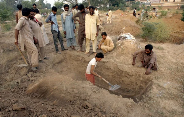 People from Christian Community busy in preparing grave to bury their loved ones who killed in dual suicidal attack on a church of Kohati gate — Stock Photo, Image