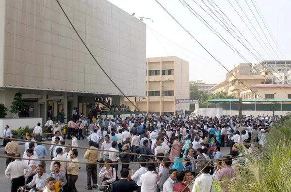 La gente se reúne en las carreteras en pánico después de un terremoto sacudido, en Karachi el martes — Foto de Stock