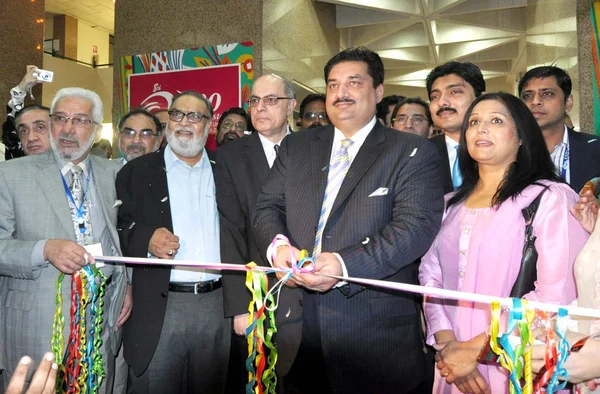 Federal Minister of State for Commerce and Privatization, Engineer Khurram Dastagir Khan cuts ribbon to inaugurate 8th Annual Expo Pakistan 2013 Exhibition during inauguration ceremony — Stock Photo, Image