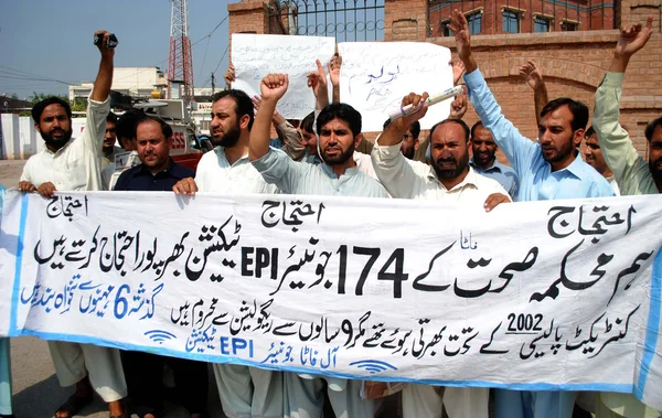 Members of All Fata Junior Expanded Polio Immunization (EPI) Technicians chant slogans against non-payment of their dues salaries during protest demonstration — Stock Photo, Image
