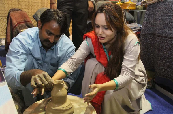 Pengunjung sangat tertarik di kios selama Expo Tahunan 8 Pakistan 2013 Pameran — Stok Foto