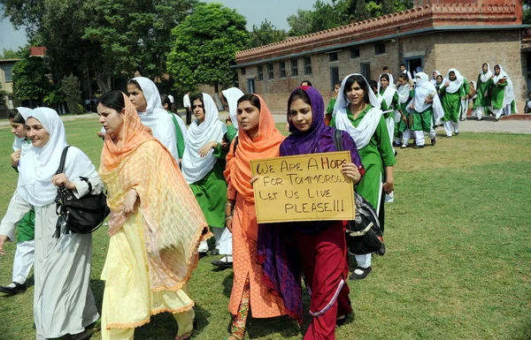 Teachers and students of Edward Collage are protesting against dual suicidal bomb blast attack on a church of Kohati Gate — Stock Photo, Image
