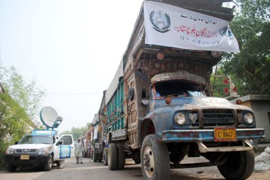 Hayber pakhtunkhwa Şef Bakanı tarafından bağışlanan kabartma ürünler yüklü kamyon deprem gönderim için hazır stand Belucistan alanlarında çarptı.