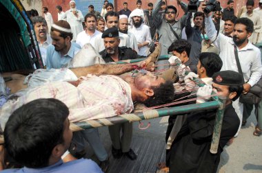 bomba patlama kurbanlarına Çarseda road, Peşaver'tedavisi için hastaneye okuma Bayan kaydırılacağı
