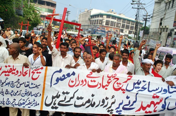 Apoiantes da Sociedade de Bem-Estar de Masih Ittehad cantam slogans contra o duplo ataque suicida à bomba numa igreja de Peshawar — Fotografia de Stock