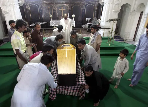 Christian people offering funeral ritual of thirteen years old Samran who was the victim of Kohati Gate Church bomb blast died on Tuesday in Peshawar — Stock Photo, Image