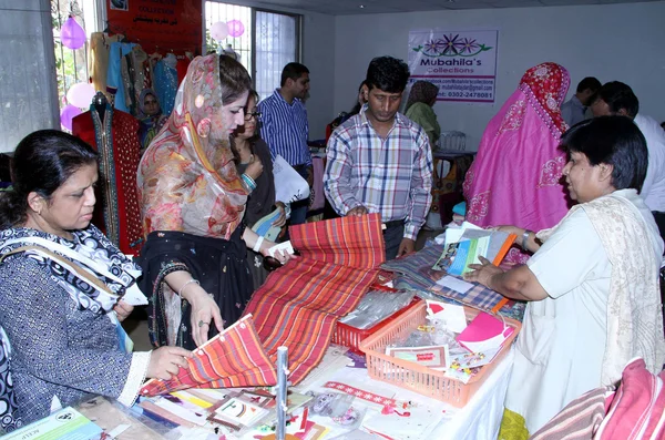 insan hakları Bakanlığı Sindh, Sedat qaimkhani başkaları ile birlikte almak keskin rubina ilgi durak kadınlar İş Geliştirme Merkezi (wbdc tarafından düzenlenen kadın iş Fuarı sırasında)