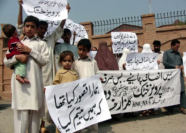 Residentes da área de Budhbar cantam slogans contra funcionários do departamento de polícia de sua área durante manifestação de protesto no clube de imprensa de Peshawar — Fotografia de Stock
