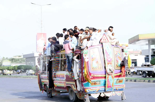 toplu taşıma kısa cng istasyonları kapatılması görülmektedir olarak aşırı yüklü bir otobüste seyahat eden yolcular