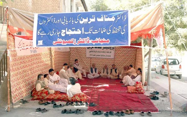 Members of Doctors Community are sitting on a demonstration camp against abduction of Dr. Munaf Tareen — Stock Photo, Image