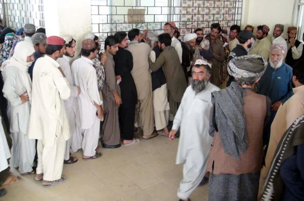 Large numbers of patients are in queue to get medical checkup coupon at administrative window of Civil Hospital OPD as the physicians are on strike against kidnapping of Dr. Munaf Tareen — Stock Photo, Image