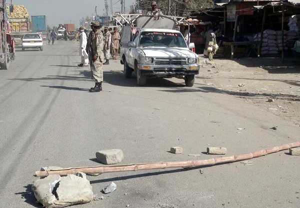 Autoridades de segurança se reúnem para medir a extensão dos danos após o ataque de granada de mão perto de uma delegacia de polícia em Sariab Road of Quetta — Fotografia de Stock