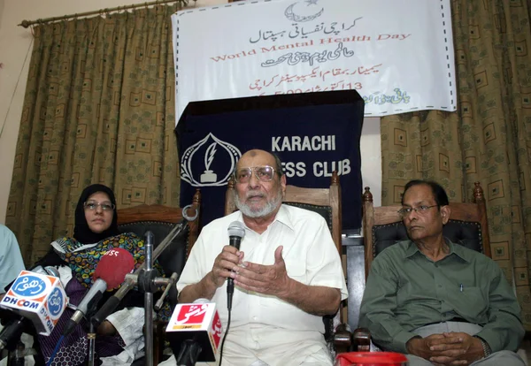 Presidente del Hospital Psicológico de Karachi, el Dr. Mubeen Akhtar se dirige a los medios de comunicación con motivo del Día contra la Estupefacientes —  Fotos de Stock