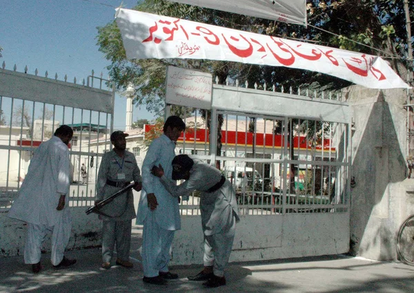 I postini sono impegnati nel loro lavoro in un post in occasione della Giornata Mondiale delle Poste presso l'ufficio postale di Quetta — Foto Stock