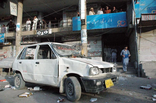 Rescues officials and people busy in rescue work at the site after powerful bomb explosion at the crowded Liaquat Bazaar area in Quetta — Stock Photo, Image