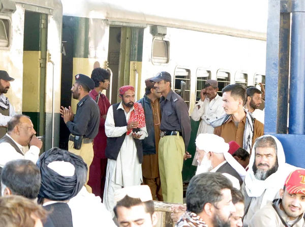 Eine große Anzahl von Reisenden wartet auf die Abfahrt des Zuges, da der Zugverkehr an allen Knotenpunkten und Bahnhöfen von Belutschistan nach der Bombenexplosion eingestellt wurde — Stockfoto