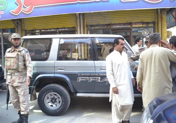 Security officials gather by the vehicle of Balochistan President of Awami National Party, Arbab Zahir Kasi who abducted by unknown militant — Stock Photo, Image