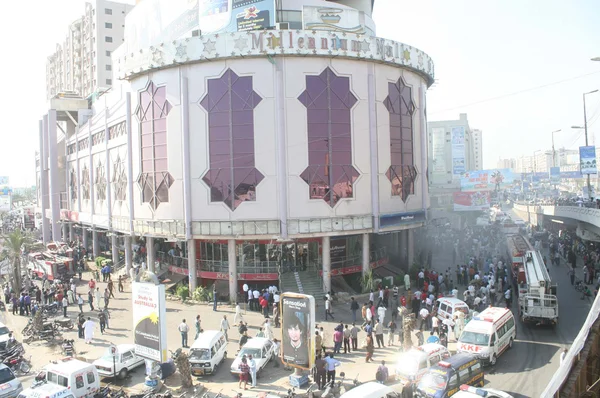Un incendio scoppiò in un centro commerciale vicino a Dalmia Road nella città di Karachis Gulshan Iqbal. I servizi di soccorso hanno spento l'incendio dopo aver lottato per ore per combattere l'incendio ed evacuare l'edificio — Foto Stock