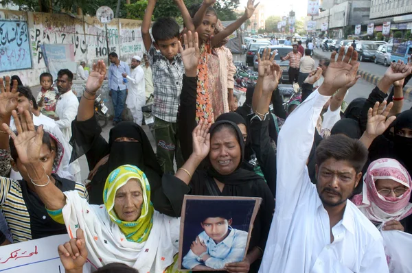 Relatives of Muhammad Arshad who kidnapped and killed by kidnappers, are chanting slogans against his murder and demanding to punish arrested culprits — Stock Photo, Image