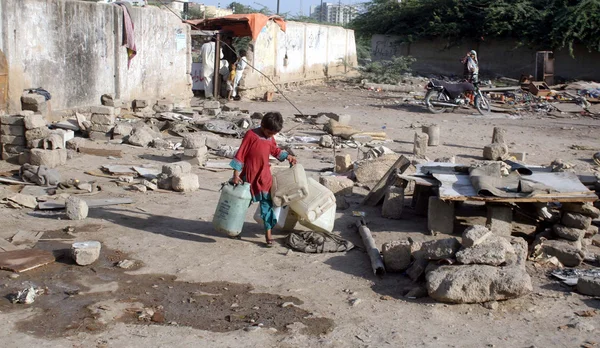 bir çocuk kız colleting yararlı maddeleri kalıntıları arazilerin sürücü demiryolu Bölümü'nde bir hale tarafından anti sonra imha ÜSTKRKT evi koloni yakınındaki demiryolu parça