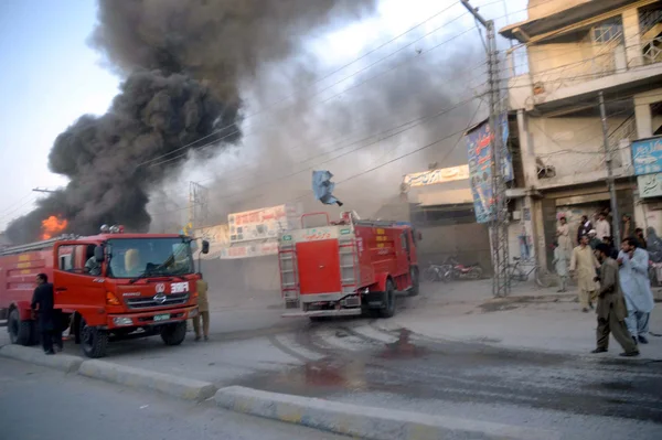 dört kişi öldü ve quetta içinde Onsekiz yaralı zarghoon road, güçlü bir patlama sitede görülen patlama ateş