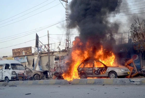 Brand utbrott sett på plats efter en kraftfull bomb på zarghoon road som dödar fyra människor och skadade arton i quetta Royaltyfria Stockfoton