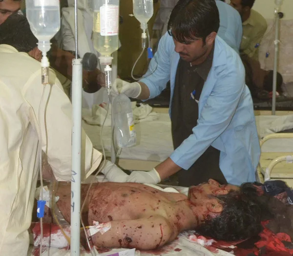 Wounded persons of bomb blast are being treated at Civil Hospital Quetta — Stock Photo, Image