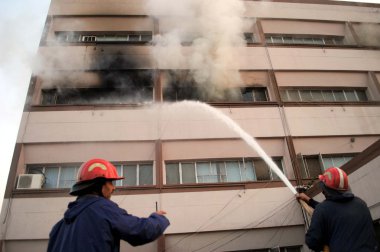 İtfaiyeciler meşgul yangın söndürme yangın olayı nedeniyle elektrik dışarı kırdıktan sonra bina yanan hayırsever fonu binasında kısa devre