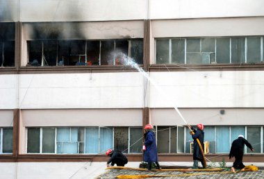 İtfaiyeciler meşgul yangın söndürme yangın olayı nedeniyle elektrik dışarı kırdıktan sonra bina yanan hayırsever fonu binasında kısa devre