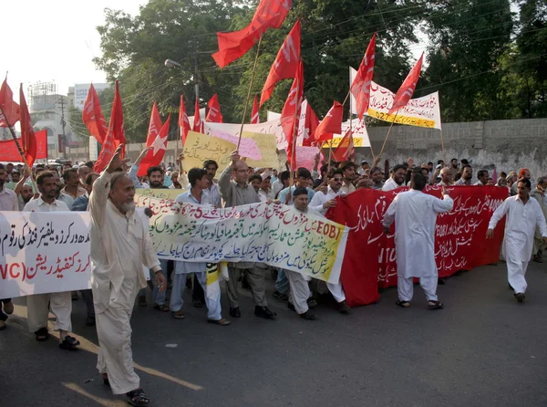 Members of Site Laborers Action Committee are protesting against grabbing of laborers flats by land mafia during a demonstration — Stock Photo, Image