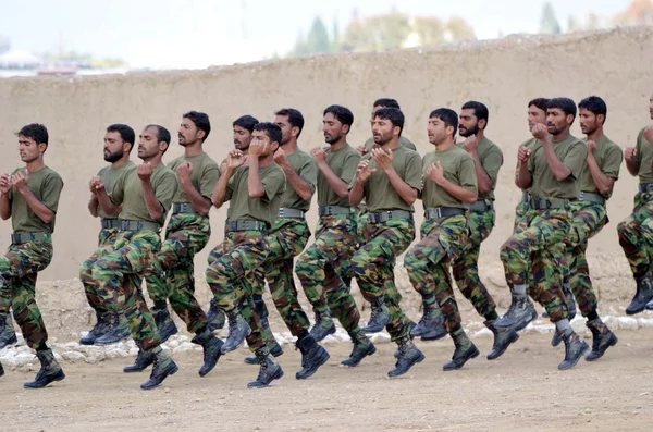 Comandos están demostrando su talento durante la ceremonia de clausura del entrenamiento antiterrorista anticipado de la policía de Baluchistán en Quetta —  Fotos de Stock