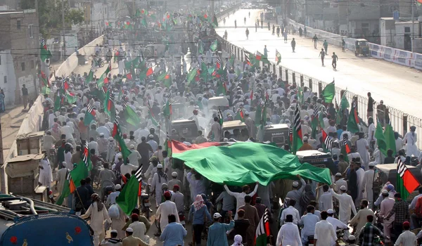 Aktivisté a příznivci wal ahl-e-sunnat jamat drží rally v souvislosti první moharram-ul-haram den mučednictví 2nd muslimský kalif hazrat umar farooq (Edita) — Stock fotografie