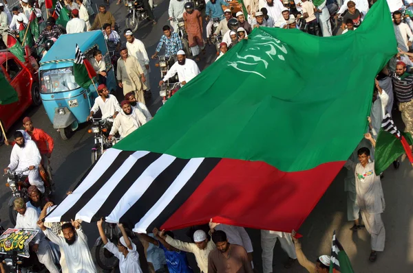 Aktivisták és támogatóik az ahl-e-sunnat-wal jamat tartanak a rally a kapcsolat első moharram-ul-haram második muzulmán kalifa hazrat umar fáraó (Romsics Vértanú napja) — Stock Fotó