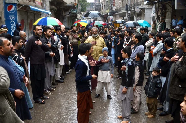 Schiitische Trauergäste nehmen an einer religiösen Prozession des zweiten Muharram-ul-haram in Muhalla Khudadad teil — Stockfoto